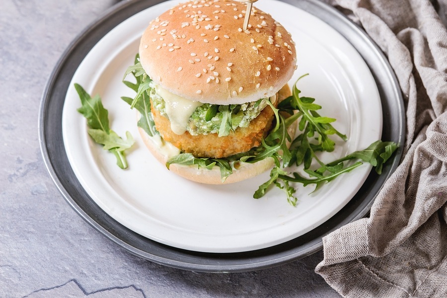 Hamburguesa con salsa de sandía y aguacate, lista en 15 minutos